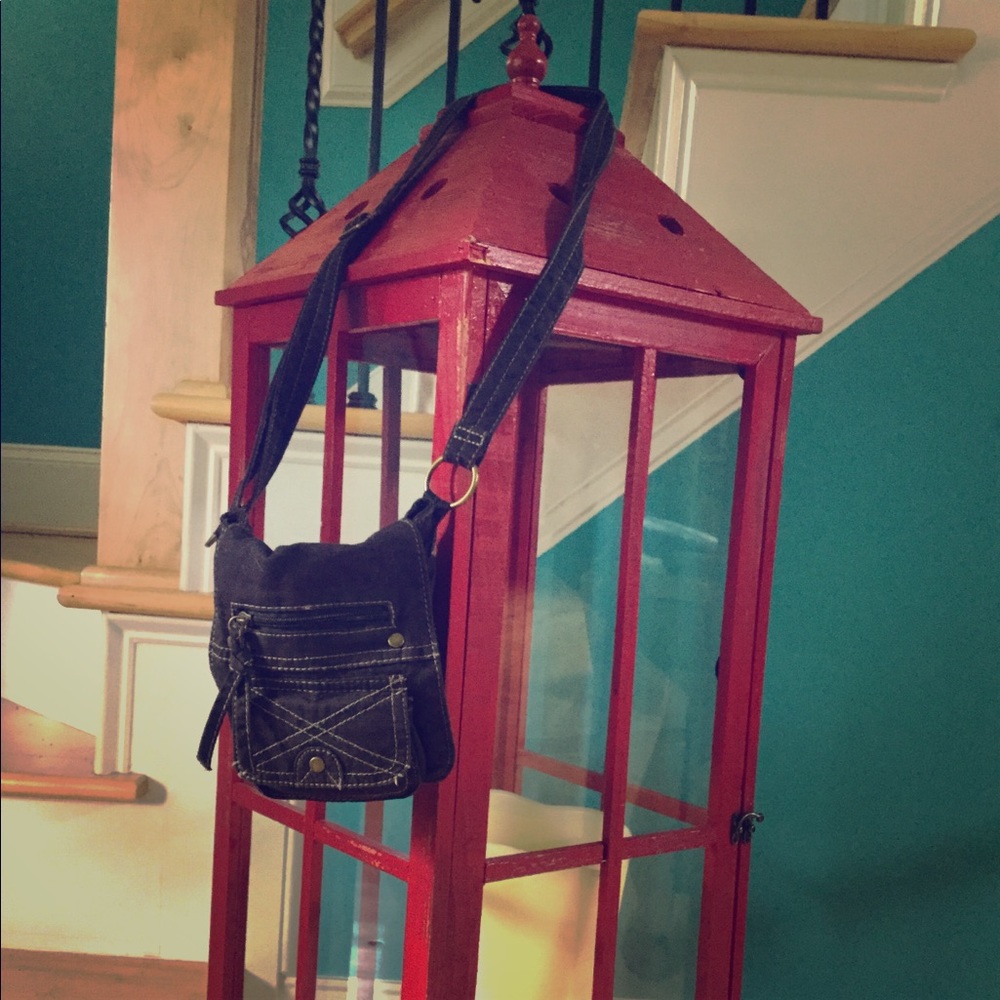 Crossbody bag that can adjust to be a Shoulder bag